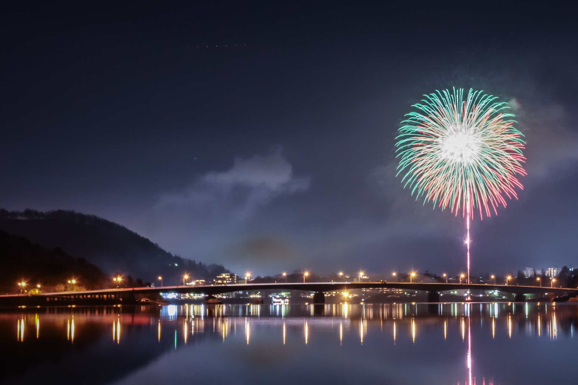 河口湖冬花火2024！見どころや穴場、子連れにおすすめのポイント